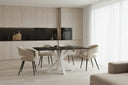 Silla KORA Tapizada con Respaldo de Canalé, en beige, en una cocina