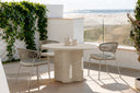 Silla PALMIRA Exterior, en beige, en una terraza