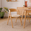 Silla RINA, en roble y beige, en un comedor