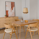 Silla RINA, en roble y beige, en un comedor con mesa redonda