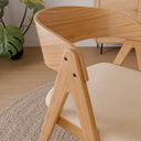 Silla RINA, en roble y beige, detalle del respaldo