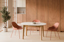 Silla SEPHORA de Concha con Asiento Alto, en terracota, en un comedor
