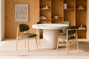 Silla WANDA Tapizada con Patas de Madera, en verde, en un comedor