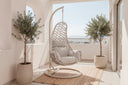 Sillón Colgante CONSTANZA, en beige, en una terraza