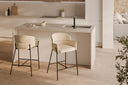 Taburete ANDER Bajo NUEVO, en beige, en una cocina