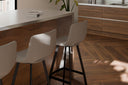 Taburete ASTON Alto 76cm, en taupe, en una cocina
