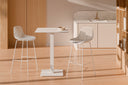 Taburete CASPER Alto NUEVO, en blanco, en una cocina