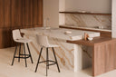 Taburete CLARK Bajo 66cm, en beige, en una cocina