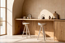 Taburete DUKE Bajo, en beige, en una cocina