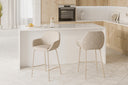 Taburete JACOB Bajo Patas Beige, en beige, en una cocina
