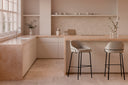 Taburete LOUIS Alto, en taupe, en una cocina