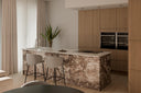 Taburete RAY Bajo, en taupe, en una cocina