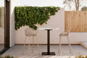 Taburete TRISTAN NUEVO, en beige, en una terraza