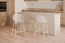 Taburete TRISTAN NUEVO, en blanco, en una cocina