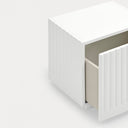 Mesita de noche DORIC de 52 cm con 1 cajón, en blanco y crema – Teulat