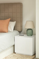 Mesita de noche DORIC de 52 cm con 1 cajón, en blanco y crema – Teulat
