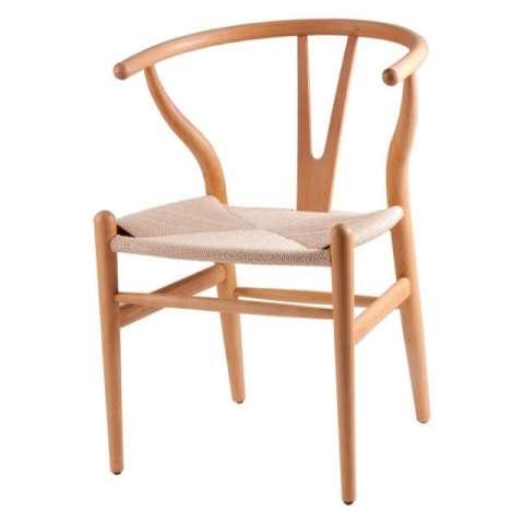 Silla de madera minimalista con respaldo curvo y asiento tejido.