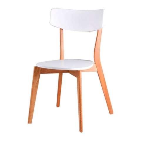Presentamos la Silla AVA Blanca: una silla moderna y minimalista con un elegante asiento y respaldo en color blanco. La silla cuenta con una sólida estructura de madera con cuatro patas, dos de las cuales están sutilmente inclinadas hacia afuera, lo que le proporciona estilo y funcionalidad.