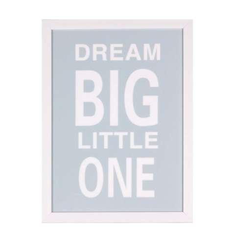 El póster enmarcado 30x40 cm tiene un fondo azul pálido y texto blanco que dice "DREAM BIG LITTLE ONE".