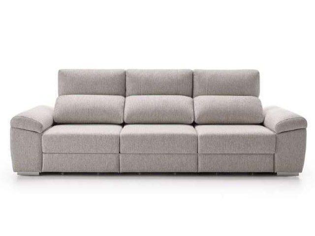 Sofá gris moderno de tres plazas con reposabrazos acolchados y diseño minimalista.