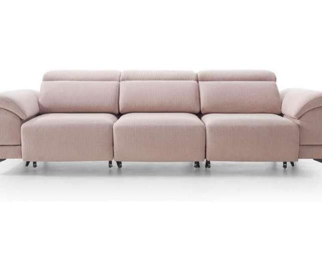 El sofá BOSTON cuenta con un sistema deslizante y respaldos con cabezales abatibles de múltiples posiciones.