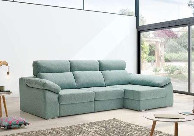 Sofá seccional verde claro, ideal para cualquier espacio moderno.
