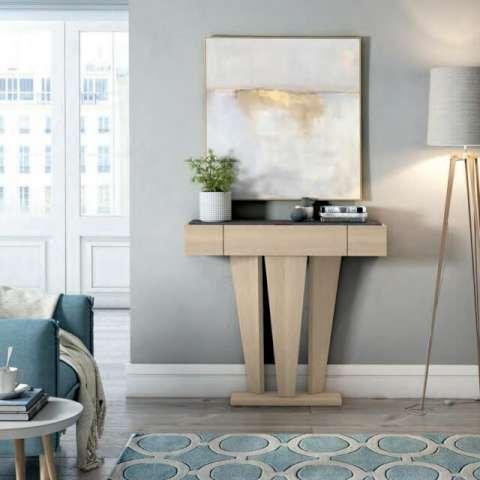 Consola de madera para sala moderna con lámpara de pie y arte abstracto en la pared.