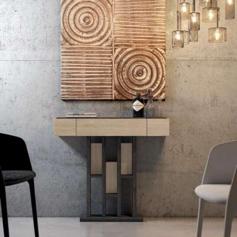 Minimalismo cómodo: Consola moderna, candelabro geométrico y sillas en un entorno elegante.