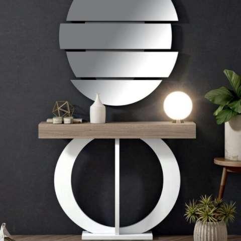 Espejo redondo con consola de madera y decoración geométrica.