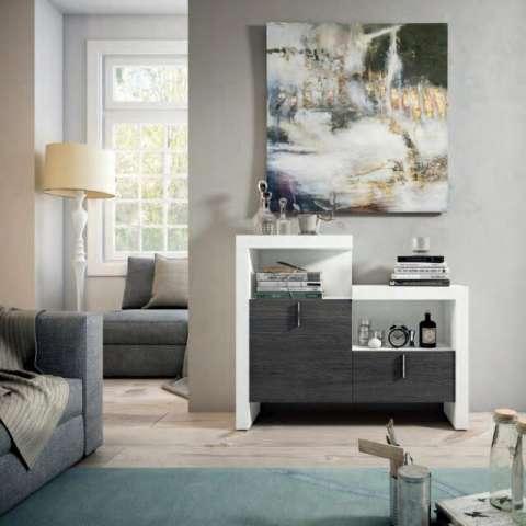 Moderno salón con sofá gris, ventana grande y lámpara de pie.