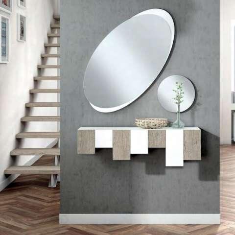 Pasillo moderno con espejo de pared, estante pequeño y decoración redonda de planta.