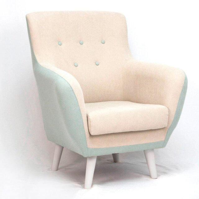 Butaca NORDIC beige y verde menta con patas blancas y respaldo capitoné.