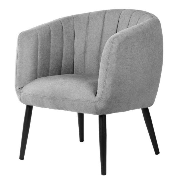 La butaca VENICE es un sillón tapizado gris claro con respaldo curvado y patas negras cónicas.