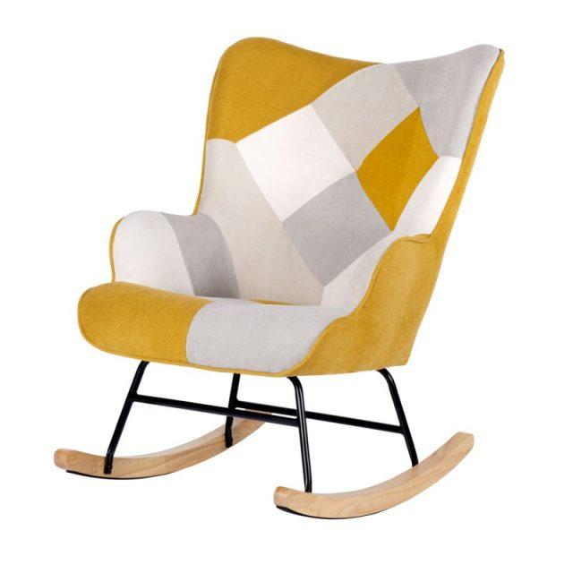 Silla mecedora con diseño patchwork en amarillo y gris, base de madera y patas metálicas negras.