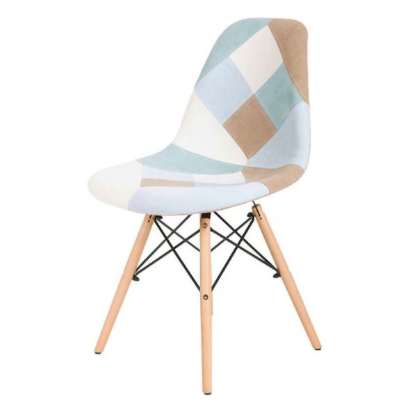 Silla moderna con patrón patchwork, patas de madera y soportes de metal en estilo Eiffel.