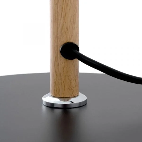 Lámpara de madera con base resistente y cable negro. Diseño elegante y funcional.