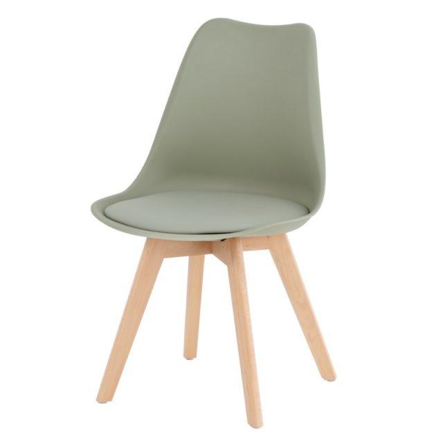 Silla moderna verde claro con asiento acolchado y patas de madera clara.