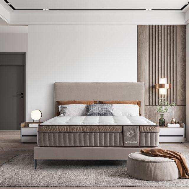 Dormitorio moderno con cama beige grande, decoración elegante y luz natural.