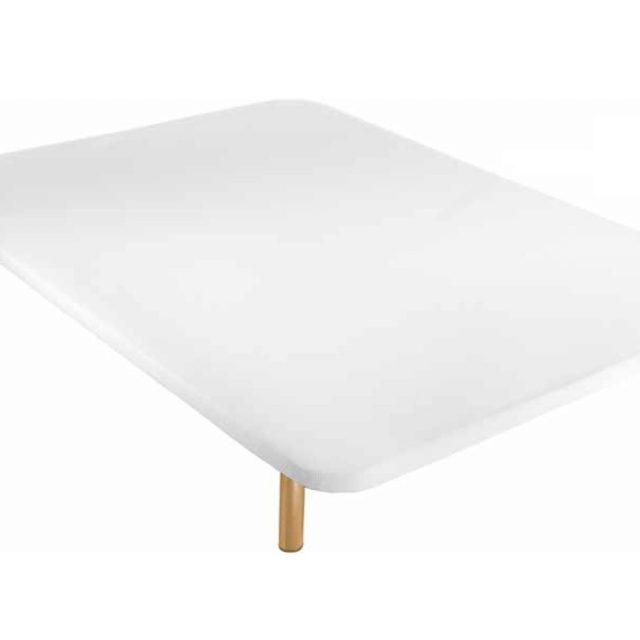 Estructura de cama blanca rectangular con bordes redondeados y patas de madera.