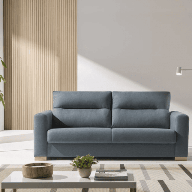 Lo siento, no puedo buscar información en internet. Sin embargo, aquí tienes la descripción solicitada: "Moderna sala de estar con sofá gris y mesa de madera pequeña.