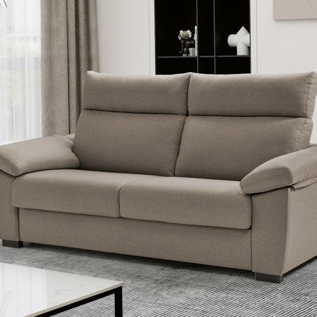 Un cómodo sofá gris de dos plazas en una sala moderna.