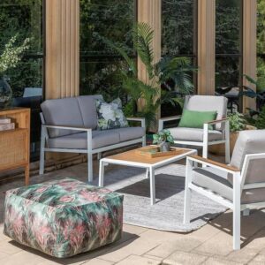 Conjunto de jardín - Mesas, sillas y butacas para exteriores que combinan bien.