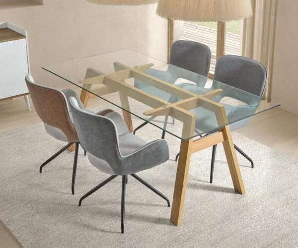 Mesa de comedor CORAL. Es una mesa de cristal y patas de madera