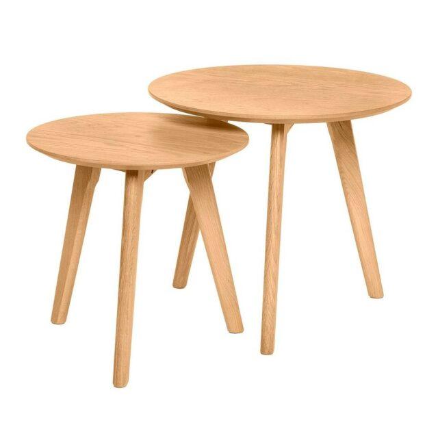 Set de mesas de centro KLAUS: dos mesas de madera clara, con tres patas y diferente altura.